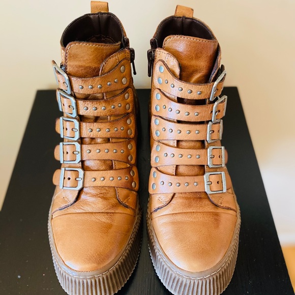 Unique, stylish boots, barely worn! - Picture 2 of 4